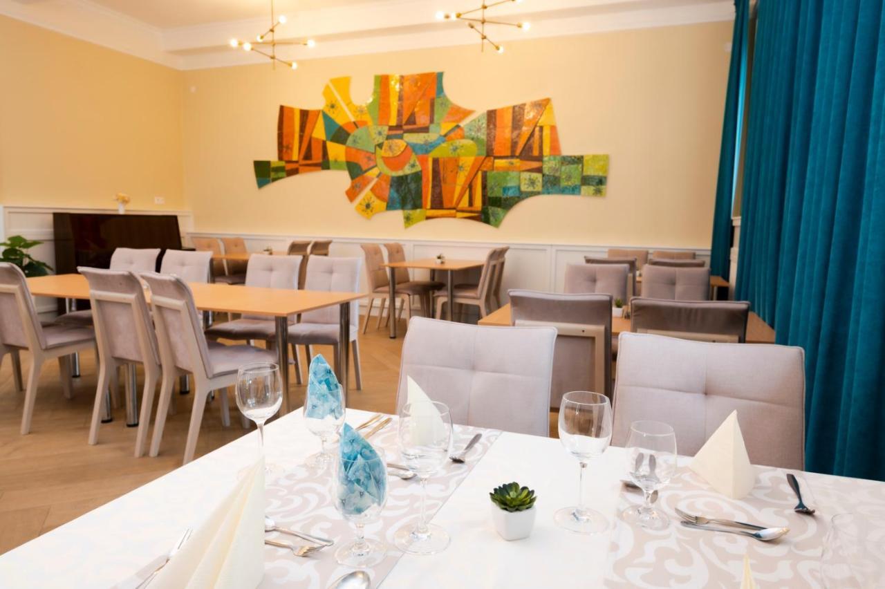 Hotel Dszsu Trenčianske Teplice Екстериор снимка